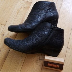 SALE Pikolinos booties black